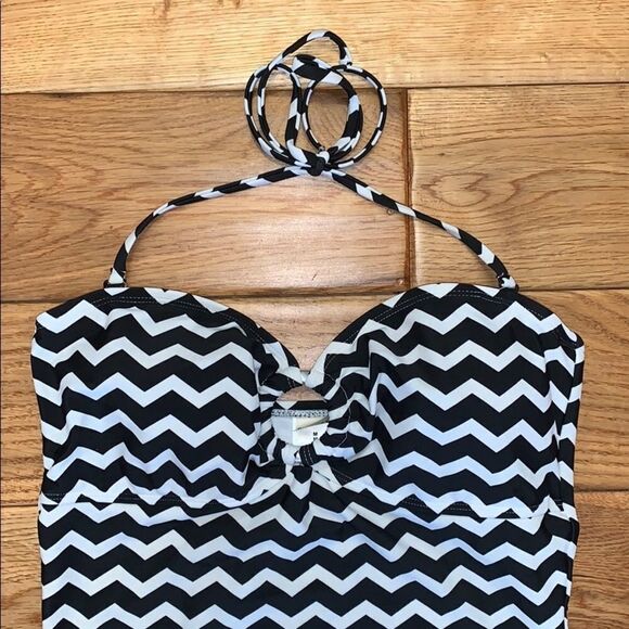 Old Navy one piece striped swimsuit. Size medium - Picture 2 of 6